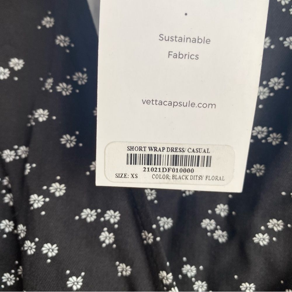 VETTA Capsule The Short Wrap Dress Black Ditzy Floral XS NWT - Picture 5 of 6